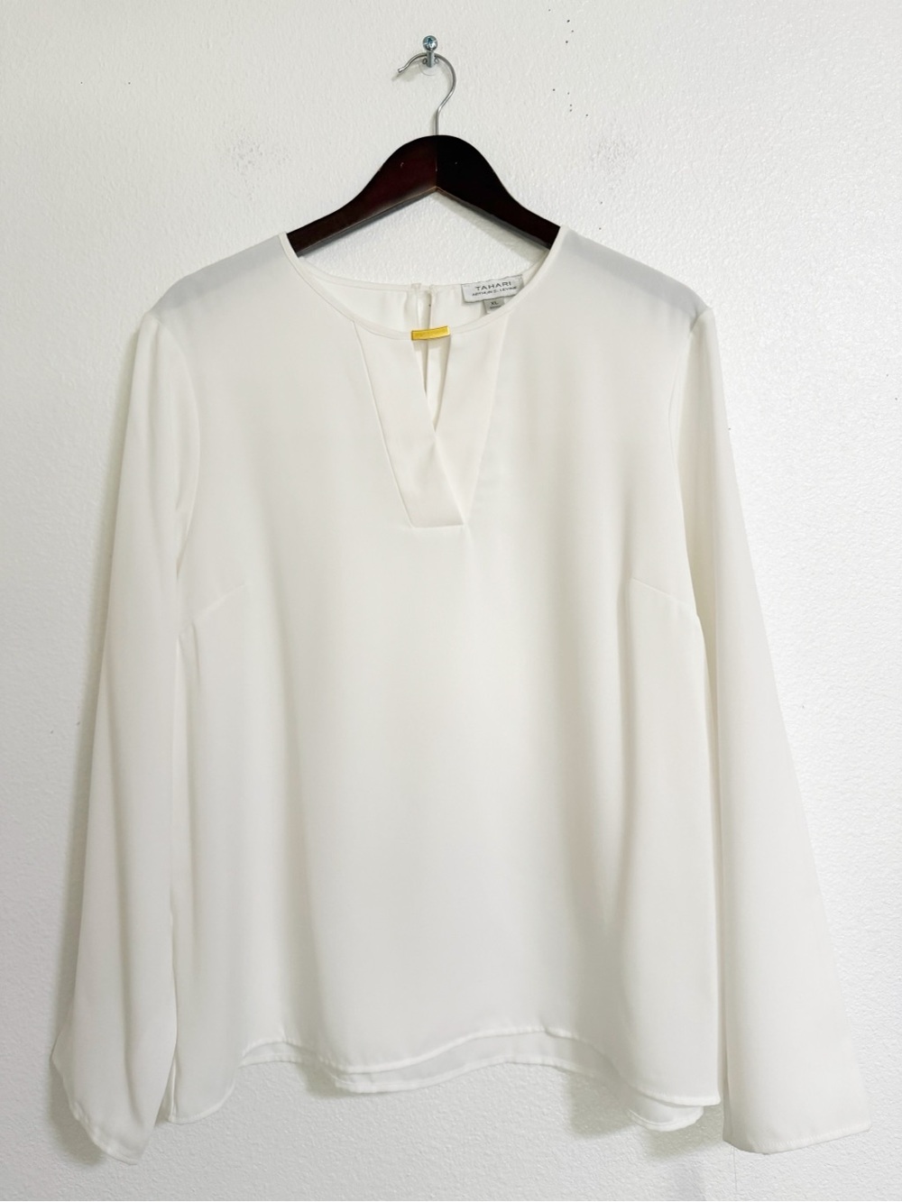 NEW Tahari Gold Bar V Neck Blouse White Size XL